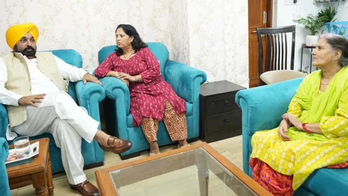 पंजाब के मुख्यमंत्री संजय सिंह के परिवार से मिले, बोले - विपक्ष से डरी हुई है भाजपा